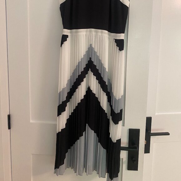 Banana Republic Chevron Pleated Midi Dress - Picture 3 of 4